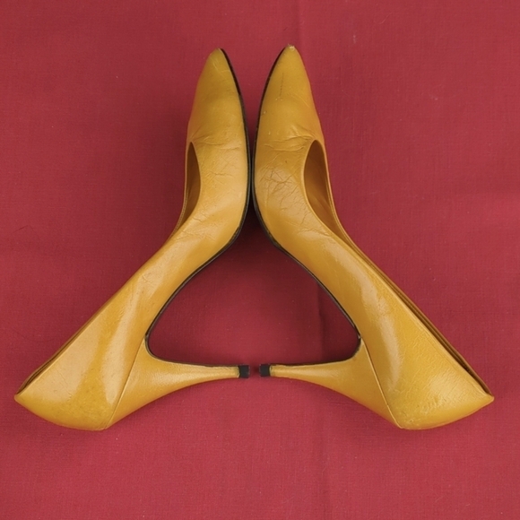 Sasha London Mustard Color Leather Pumps - Picture 4 of 13